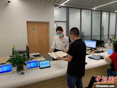 中国侨网图为:市民正在办理证件。 游振云供图