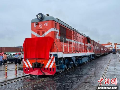 中国侨网义乌首趟海铁联运跨境电商专列鸣笛启程。　陆磊　摄
