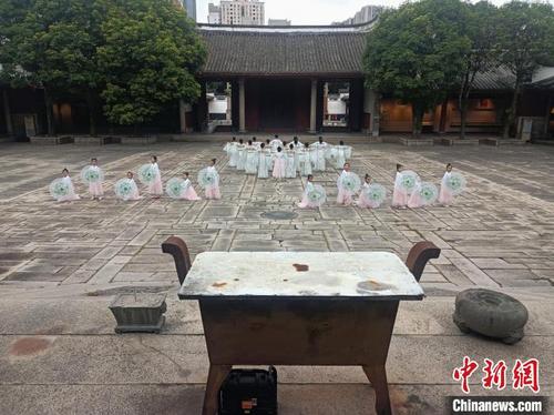 中国侨网《揖礼天下》MV正在福州文庙拍摄。　陈进文　摄