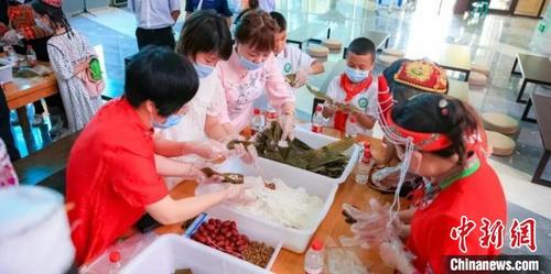 中国侨网体验包粽子过端午 施锦枫 摄