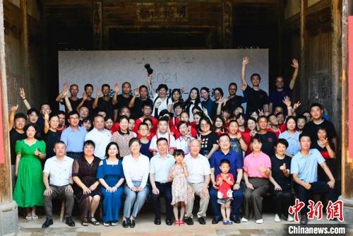 中国侨网现场嘉宾和学员、志愿者、村民一起合影　中国文物保护基金会供图