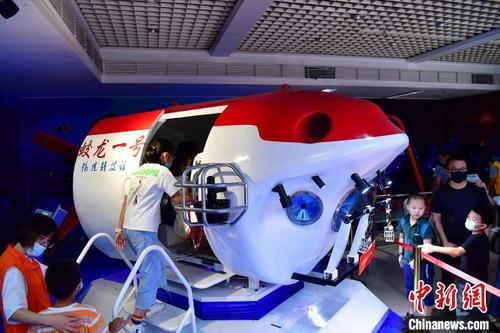 中国侨网图为蛟龙号载人潜水器模型吸引了许多小朋友前往体验。　张斌　摄
