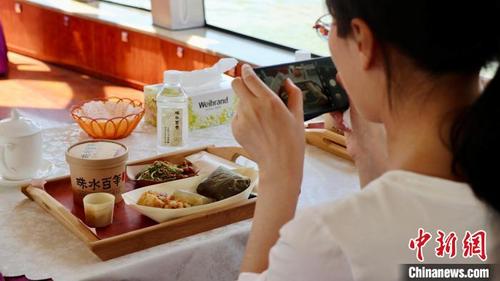 中国侨网市民可在主题航班上体验“疍家人”特色饮食。　广州公交集团客轮公司供图