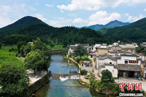 中国侨网7月14日,被山水环绕的黟县卢村古村落呈现出一片迷人的景象,美不胜收。 韩苏原 摄