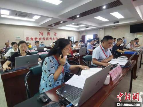 中国侨网2021年海南普通高校招生本科普通批次录取工作现场。　张茜翼　摄