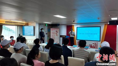中国侨网第五届海峡两岸青年阅读季,21日在厦门“学习号”客轮开营。 杨伏山 摄