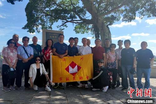 中国侨网澳门工会联合总会、澳门市贩互助会参观交流团一行在泉州洛阳桥参观。 吴冠标 摄
