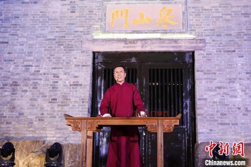 中国侨网年逾七旬的杨江东是古城泉州一位资深的“闽南讲古人”。　孙虹　摄