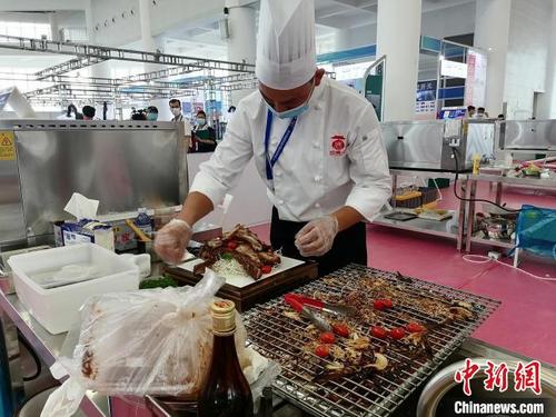 中国侨网羊肉烘烤选手在比赛中。梁盛　摄