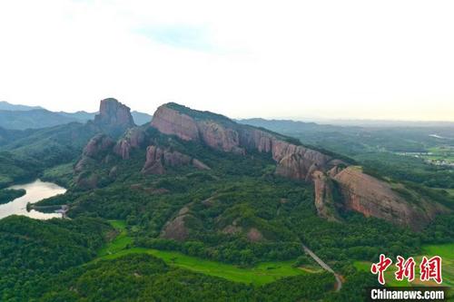 中国侨网图为8月13日,航拍下的江西弋阳龟峰景区的山水风光。 刘占昆 摄