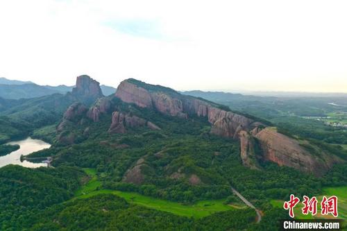 中国侨网图为8月13日，航拍下的江西弋阳龟峰景区的山水风光。　刘占昆　摄