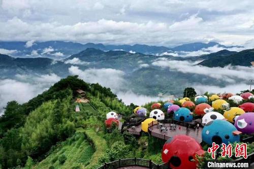 中国侨网福建漳州市华安县官畲村推动“七彩官畲”乡村文旅产业。　王玉璋　摄