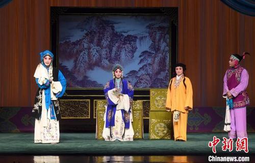 中国侨网福建京剧院“青年演员折子戏专场”在福州凤凰剧院录制演出。图为经典折子戏《锁麟囊·三让椅》剧照。 记者刘可耕 摄