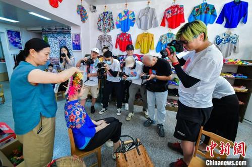 中国侨网在泉州市丰泽区蟳埔渔村体验非遗盘发手艺。 泉州文旅局供图