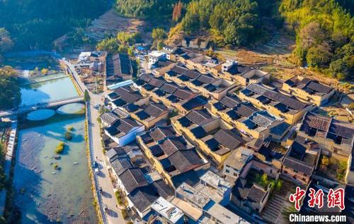 中国侨网图为屏南县屏城乡前汾溪村绿树环抱、溪水潺潺。 王志凌 摄