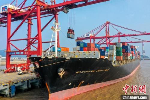 中国侨网金塘大浦口集装箱码头。　姚峰　摄