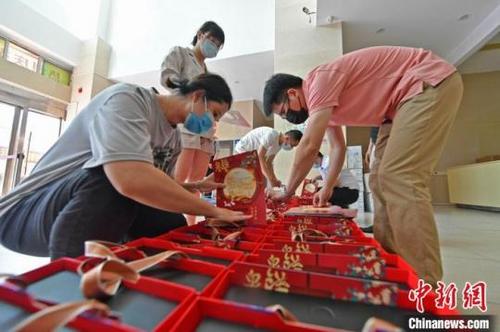 中国侨网青年商会将月饼送到泉港区疾控中心。林弘梫摄