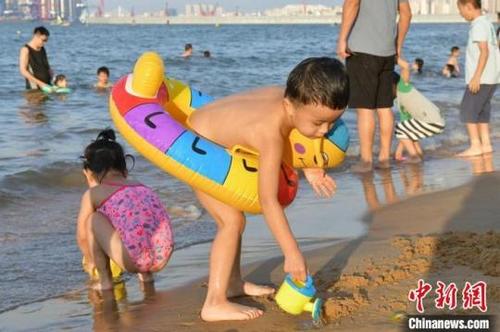 中国侨网小朋友在沙滩上尽情玩耍。符宇群摄