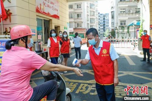 中国侨网台胞志愿者协助做好测量体温。　芗城区委报道组供图
