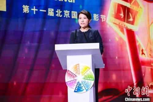 中国侨网25日，第十一届北京国际电影节北京市场签约仪式在京举行，图为北京市委宣传部副部长王杰群宣布签约成果。