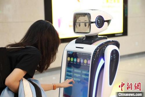 中国侨网9月28日，京港地铁4号线和16号线国家图书馆站，3台地铁车站智能服务机器人正式“上岗”。　京港地铁供图