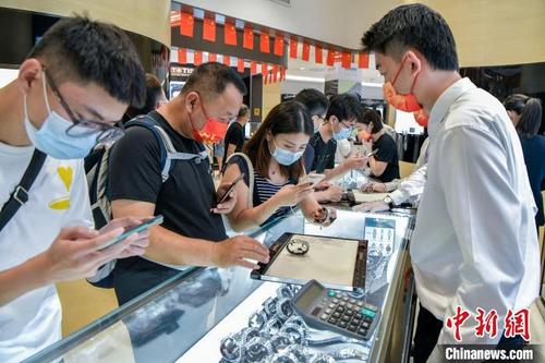 中国侨网“十一”假期顾客在免税店选购手表。 骆云飞 摄
