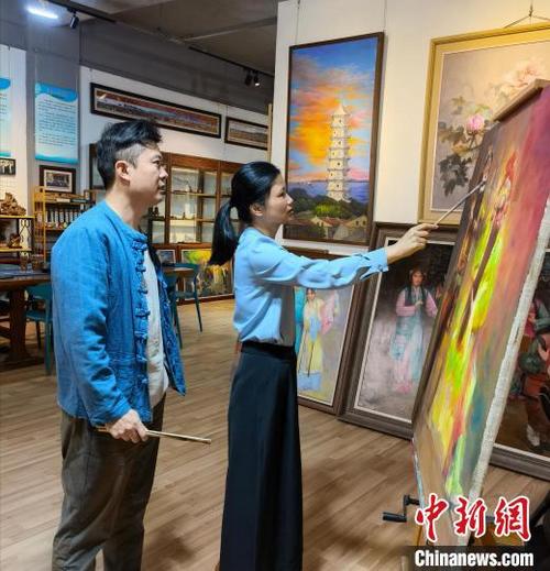 中国侨网陈国华与妻子林海英正在创作莆仙戏系列油画。 詹兴妹 摄