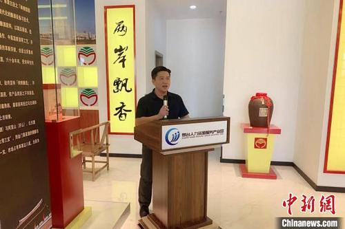 中国侨网台湾青年高睿旸在泉台人力资源服务产业园的金门高粱酒旗舰店内。 受访者供图