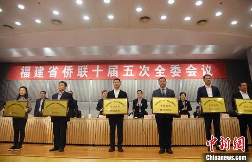 中国侨网图为“华裔青年和海外留学生就业创业服务平台”合作机构授牌。 黄新萍 摄