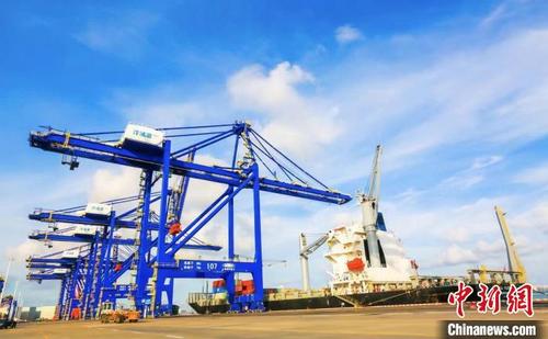 中国侨网海南洋浦国际集装箱码头吞吐量突破100万标箱　海南港航供图