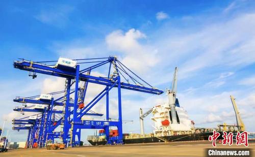 中国侨网海南洋浦国际集装箱码头吞吐量突破100万标箱 海南港航供图