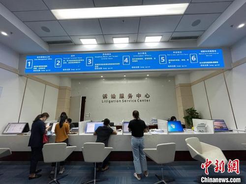 中国侨网海南第一涉外民商事法庭专设仲裁机构、调解机构窗口。 黄艺 摄