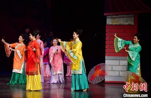 中国侨网11月16日晚,演员在表演南音《阮兜红砖厝》。 张斌 摄