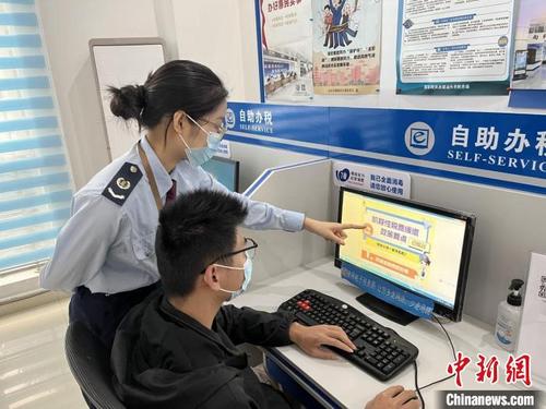 中国侨网 图为汕头市潮南区税务局专人辅导企业在电子税务局办理缓税。 岳瑞轩 摄