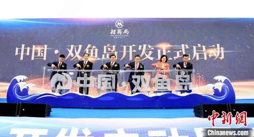 中国侨网启动仪式上,嘉宾将来自厦门湾的海水注入启动台。 林洁 摄