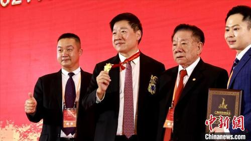 中国侨网2021年广州市授予荣誉市民称号大会在广州举行　王庆然　摄