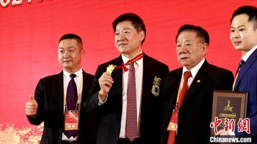 中国侨网2021年广州市授予荣誉市民称号大会在广州举行 王庆然 摄