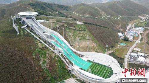 中国侨网航拍国家跳台滑雪中心“雪如意”。 翟羽佳 摄