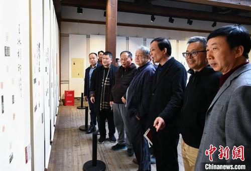 中国侨网福建省第二届篆刻艺术展暨寿山石印钮雕刻邀请展在福州举办。 汪明权 摄