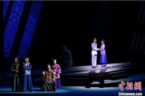 中国侨网新创北京曲剧《家》在京首演 段姝 摄