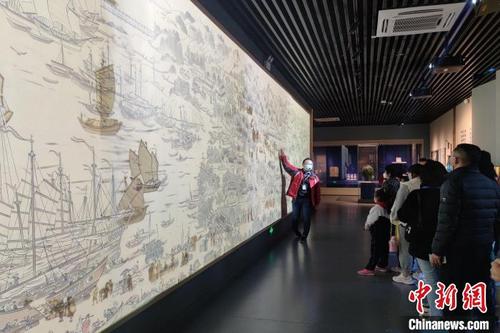 中国侨网讲解员介绍刺桐梦华图中的各个世遗点。 吴冠标 摄