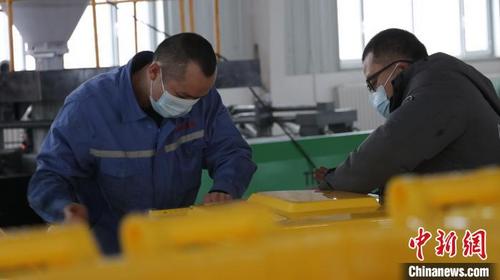 中国侨网位于昌吉高新区的新疆金桂芳时代家居用品有限公司生产车间工人忙碌着。　王小军　摄