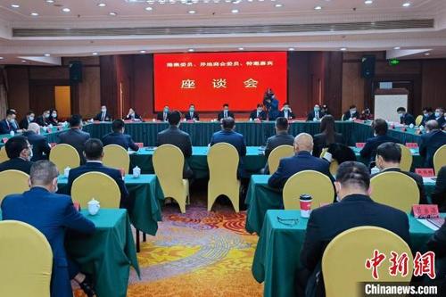 中国侨网1月6日,福建泉州召开政协港澳委员、异地商会委员、特邀嘉宾座谈会。 孙虹 摄