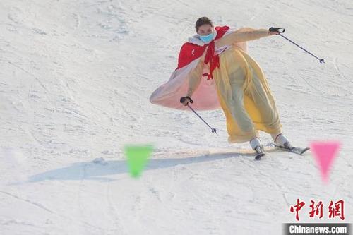 中国侨网身着汉服的年轻人参与滑雪竞速。　泱波　摄