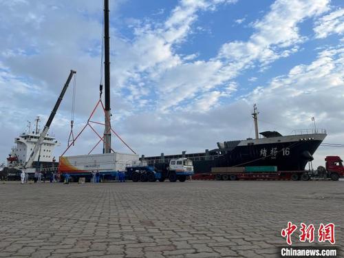 中国侨网长征八号遥二运载火箭1月21日安全运抵文昌航天发射场。　曹宇清 摄　