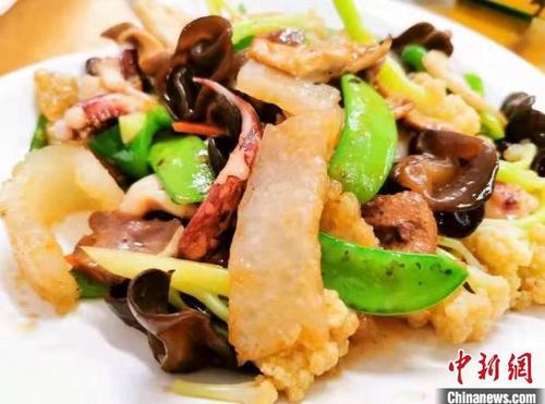 中国侨网被赋予“金玉满堂”寓意的炒八珍 李晓春 摄