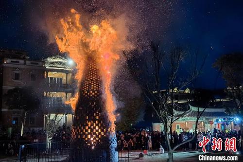 中国侨网在晋江梧林传统村落，燃烧的“烧塔仔”寓意着新年平安、兴旺。　孙虹　摄