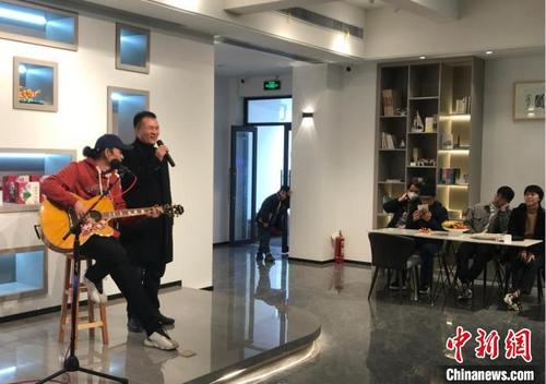 中国侨网台胞唱歌迎新春 曾杨洁 摄