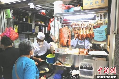中国侨网新加坡三喜海南鸡饭店制作的美食受到食客欢迎。 何瑞州供图