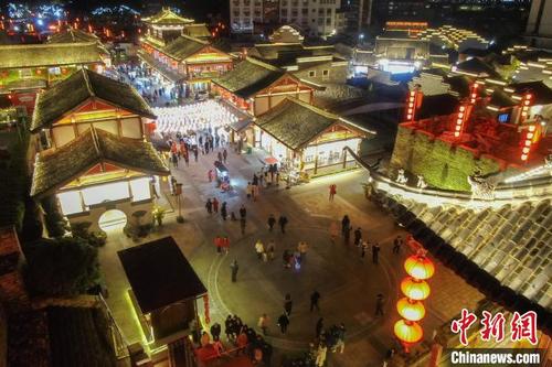 中国侨网图为无人机航拍众多市民在街区内游览。 刘力鑫 摄